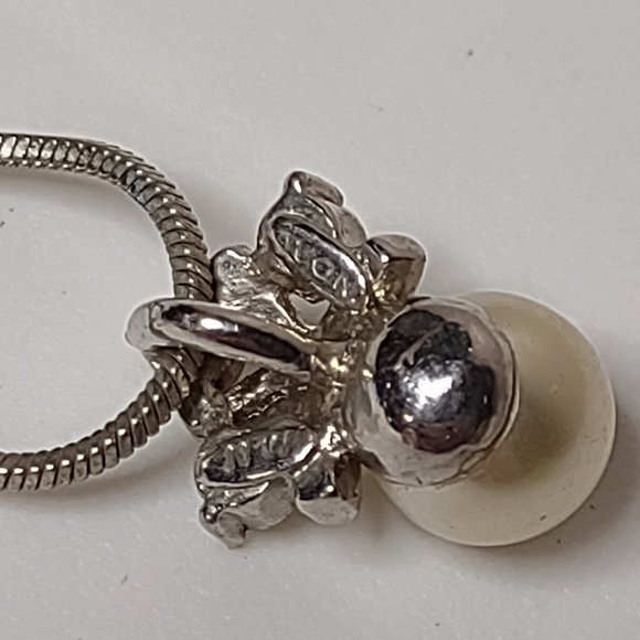 Vintage Avon Silver Tone And Faux Pearl Pendant Necklace Adjustable 16 To 18.5 - Picture 8 of 9